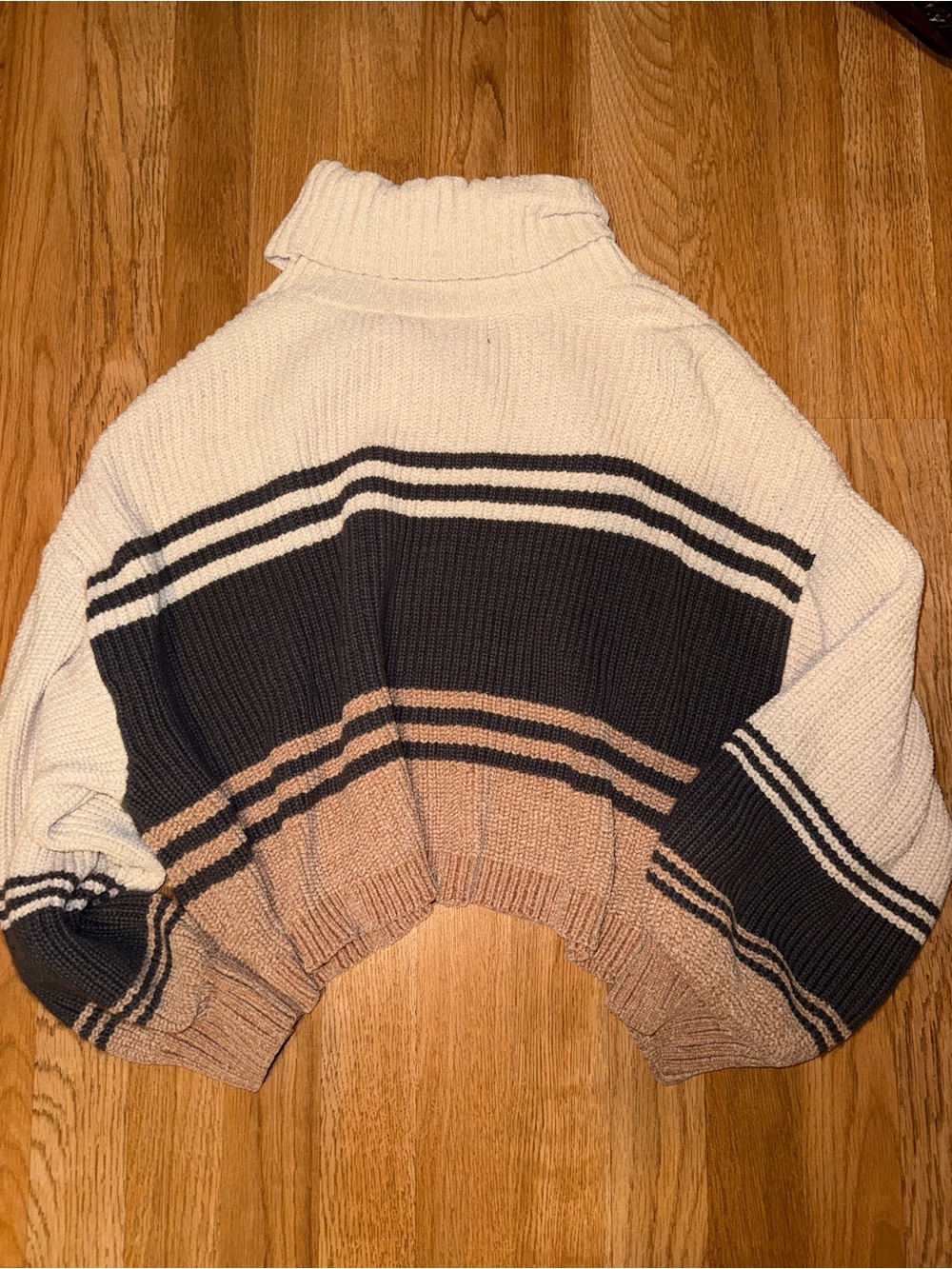 Women’s turtleneck chunky knitted sweater